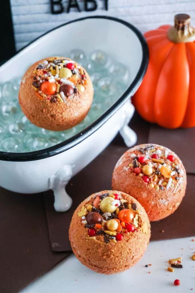 Fall is about all things pumpkin, even when it comes to pampering. Enjoy a relaxing bath with these DIY Pumpkin Spice Bath Bombs Recipe.