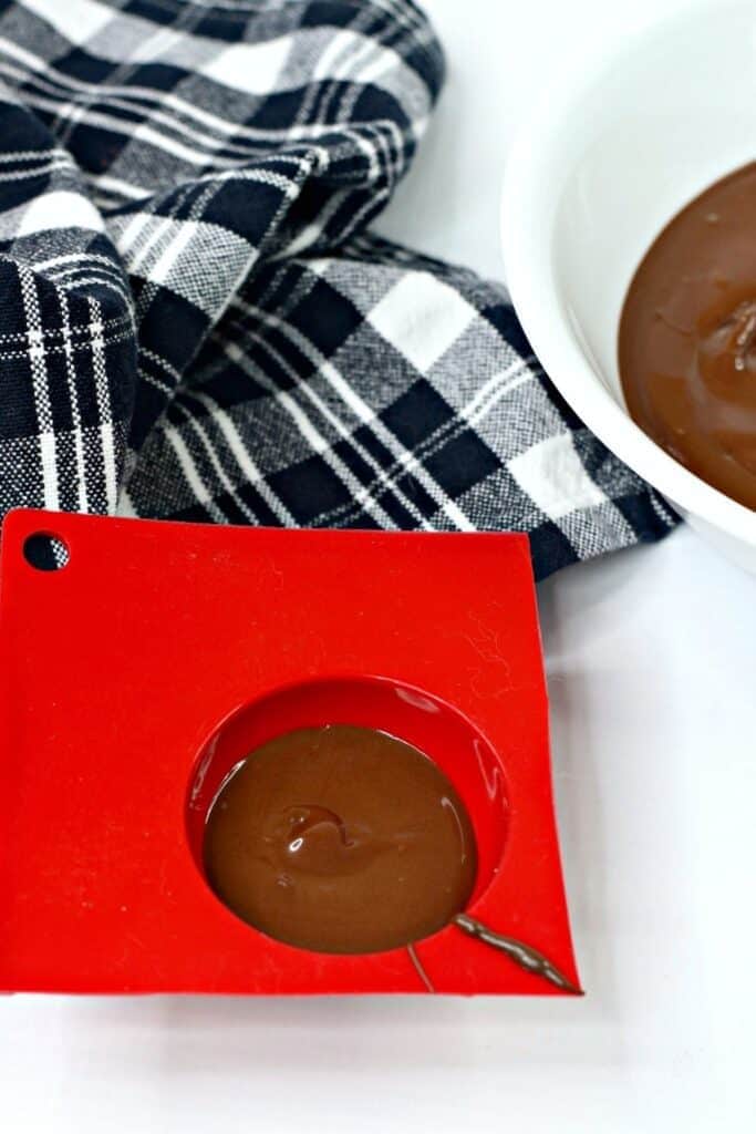 Create your own Disney hot chocolate bombs at home. These Minnie Mouse Hot Cocoa Bombs are the perfect way to warm up. Share some and enjoy some for the perfect warm-up. This Hot Chocolate Bombs Recipe is rich and filled with hot chocolate mix and marshmallows. Disney fans will love making this fun Disney recipe at home.