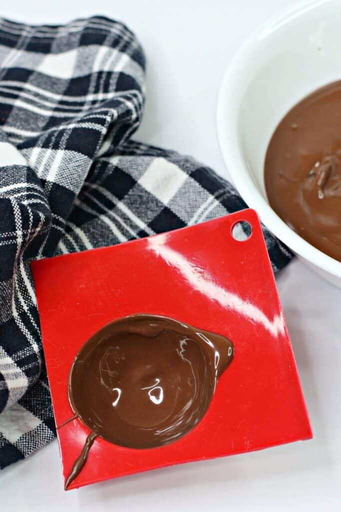 Create your own Disney hot chocolate bombs at home. These Minnie Mouse Hot Cocoa Bombs are the perfect way to warm up. Share some and enjoy some for the perfect warm-up. This Hot Chocolate Bombs Recipe is rich and filled with hot chocolate mix and marshmallows. Disney fans will love making this fun Disney recipe at home.
