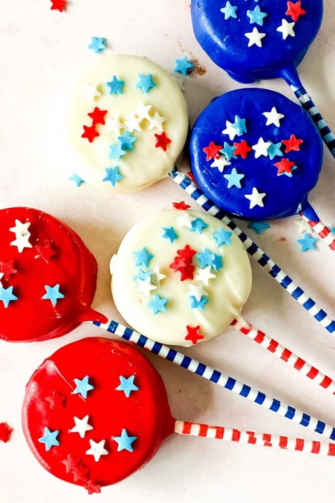Patriotic Oreo Pops are a fun red, white and blue snack recipe to celebration the 4th of July or Memorial Day. Show you patriotic spirit and whip of a batch of these quick and easy cookie snacks.
