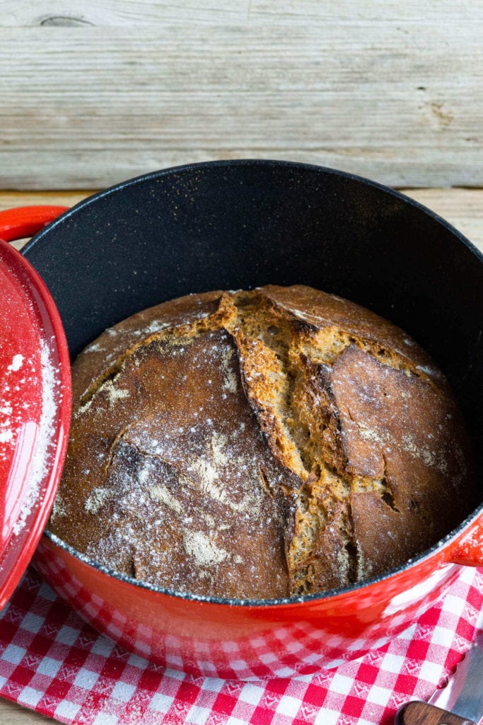 No Knead Topfbrot - Synchronbacken 4 Leckeres Topfbrot ohne Kneten mit Dinkelmehl und Emmervollkornmehl. Küchentraum & Purzelbaum | #topfbrot | #brotohnekneten | #brot