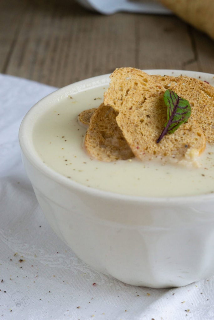 Pastinakensuppe mit Brotchips 4 Pastinaken sind ein typisches Wintergemüse. Ich zeige euch ein Rezept für eine leckere und cremige Pastinakensuppe mit knusprigen Brotchips. Küchentraum & Purzelbaum | #suppe | #wintergemüse | #pastinake