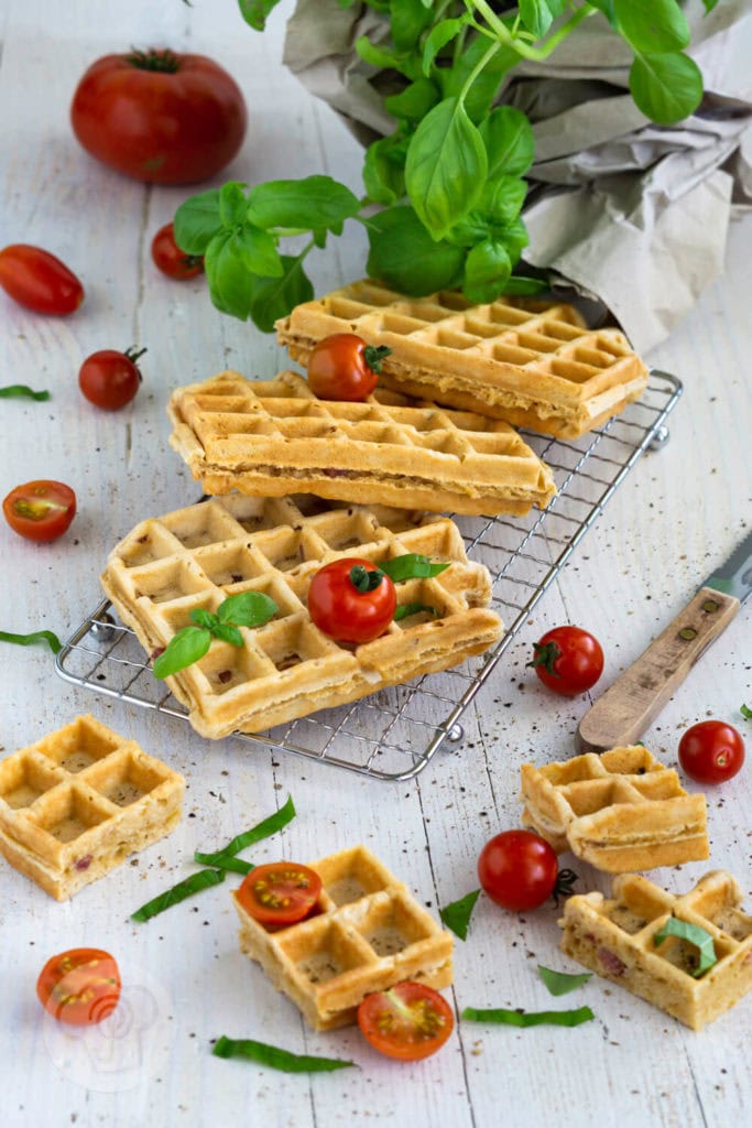 Kooperationen 4 Einfaches Rezept für herzhafte Waffeln aus Hefeteig mit Speck und Zwiebeln. Die leckeren Waffeln sind ideal als herzhaftes Frühstück oder als Hauptspeise mit einem frischen Salat. Küchentraum & Purzelbaum