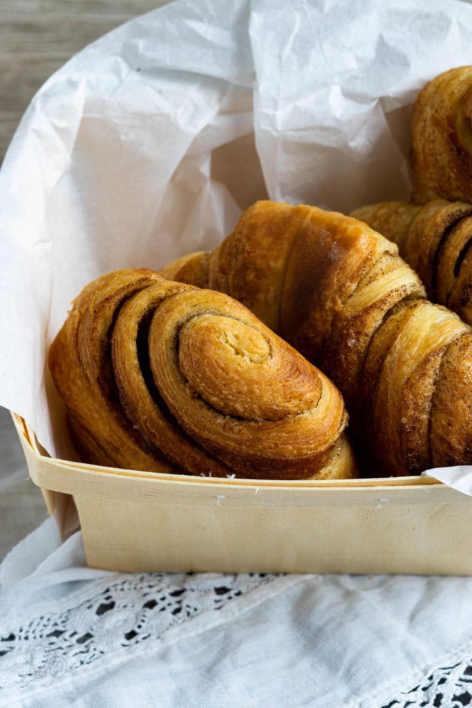 Dinkel Franzbrötchen 8 Kennt ihr Franzbrötchen? Bei mir gibt es ein Rezept für das leckere Gebäck aus Plunderteig ohne Weizen, sondern mit Dinkelmehl und Dinkelvollkornmehl. Für Saftigkeit sorgen Kartoffeln. Probiert den perfekten Teig für die Dinkel Franzbrötchen mal aus. Küchentraum & Purzelbaum | #franzbrötchen | #plunderteig | #gebäck