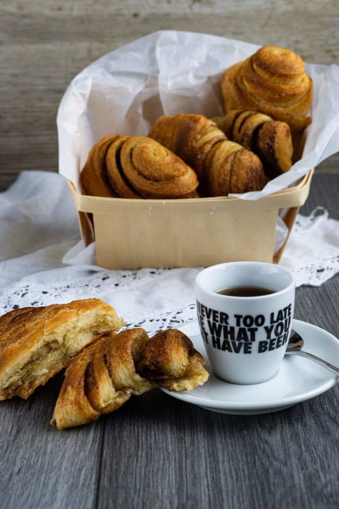 Dinkel Franzbrötchen 4 Kennt ihr Franzbrötchen? Bei mir gibt es ein Rezept für das leckere Gebäck aus Plunderteig ohne Weizen, sondern mit Dinkelmehl und Dinkelvollkornmehl. Für Saftigkeit sorgen Kartoffeln. Probiert den perfekten Teig für die Dinkel Franzbrötchen mal aus. Küchentraum & Purzelbaum | #franzbrötchen | #plunderteig | #gebäck