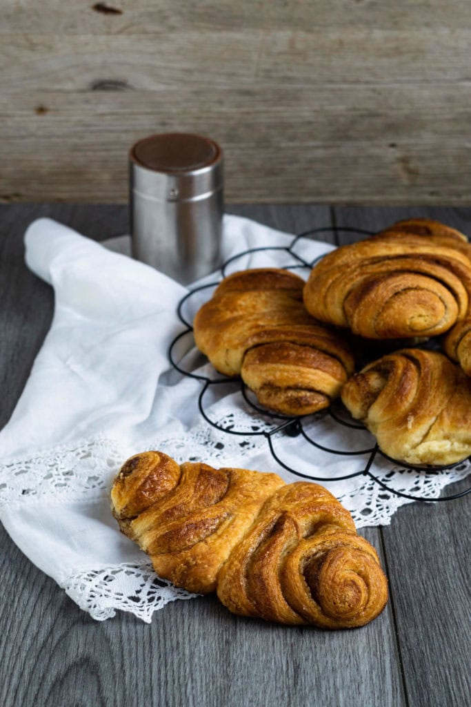 Dinkel Franzbrötchen 3 Kennt ihr Franzbrötchen? Bei mir gibt es ein Rezept für das leckere Gebäck aus Plunderteig ohne Weizen, sondern mit Dinkelmehl und Dinkelvollkornmehl. Für Saftigkeit sorgen Kartoffeln. Probiert den perfekten Teig für die Dinkel Franzbrötchen mal aus. Küchentraum & Purzelbaum | #franzbrötchen | #plunderteig | #gebäck