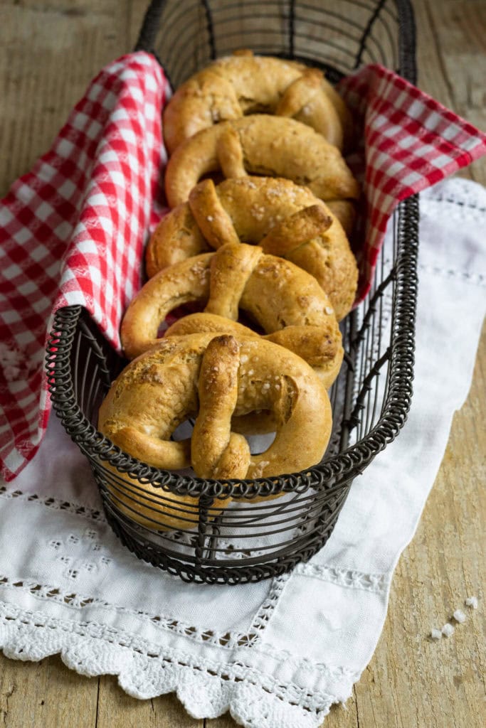 Hefebrezeln mit Salz 4 Ihr sucht eine Alternative zu Laugenbrezeln? Dann probiert doch mal diese tollen HefeBrezeln aus. Sie sind perfekt zum Frühstück oder zur Brotzeit. Küchentraum & Purzelbaum | #brezeln | #frühstück | #brotzeit