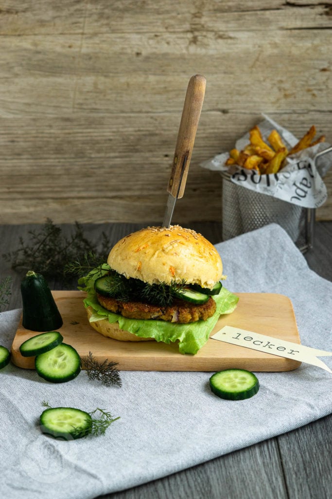 Vegetarischer Grünkern Burger mit einem leckeren Burger Bun mit Karotten und Lauch. Passt zum Mittagessen, zum Abendessen oder einfach zwischendurch wenn der Hunger kommt. Küchentraum & Purzelbaum | #burger | #grünkern | #vegetarisch