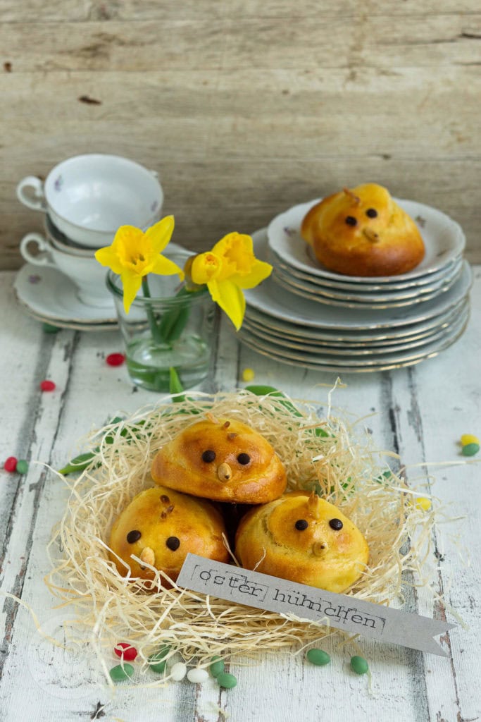 Osterküken aus Quark-Öl-Teig 2 Süße gebackene Osterküken aus Quark-Öl-Teig. Sie passen in jedes Osternest, auf den österlichen Frühstückstisch oder zum Kaffee. Küchentraum & Purzelbaum | #ostern | #quarkölteig | #backen