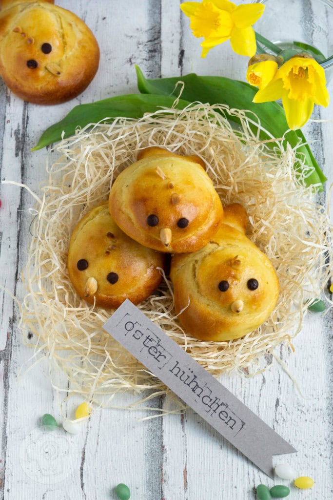 Osterküken aus Quark-Öl-Teig 3 Süße gebackene Osterküken aus Quark-Öl-Teig. Sie passen in jedes Osternest, auf den österlichen Frühstückstisch oder zum Kaffee. Küchentraum & Purzelbaum | #ostern | #quarkölteig | #backen