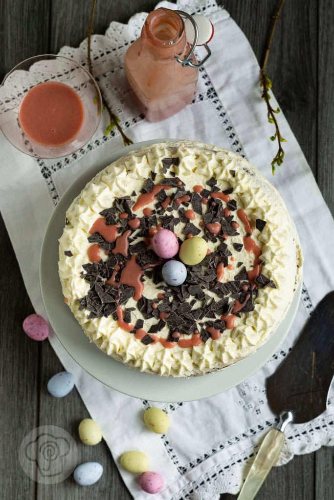 Eierlikör Torte mit Himbeeren 3 Diese saftige Eierlikör Torte mit Himbeeren schmeckt nicht nur zu Ostern, sondern ist ein absolutes Highlight auf jeder Kaffeetafel oder Familienfeier. Küchentraum & Purzelbaum | #eierlikör | #ostern | #backen