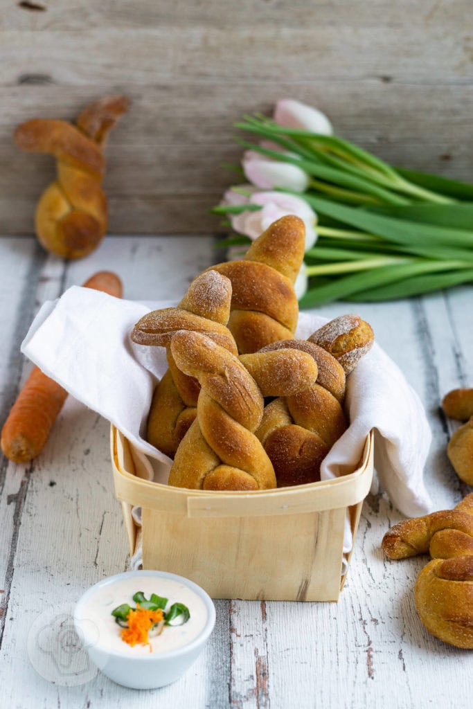 Karotten Brötchen zu Ostern 10 Probiert doch diese einfachen Karotten Brötchen mal aus. Sie kommen mit wenig Hefe aus, sind absolut gelingsicher und schmecken nicht nur zu Ostern gut. Durch ihre lustige Hasenform begeistern sie große und kleine Kindern. Küchentraum & Purzelbaum | #brötchen | #karotten | #ostern