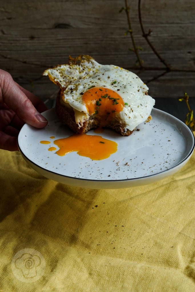 Croque Madame - Französisches Sandwich 5 Das französische Sandwich Croque Madame ist der ideale Snack für Zwischendurch. Es passt aber auch zum Frühstück, zum Mittagessen oder zum Abendessen. Es schmeckt einfach immer. Durch leckere Vinschgauer wird ein vollwertiges Gericht daraus. Küchentraum & Purzelbaum | #snack | #sandwich