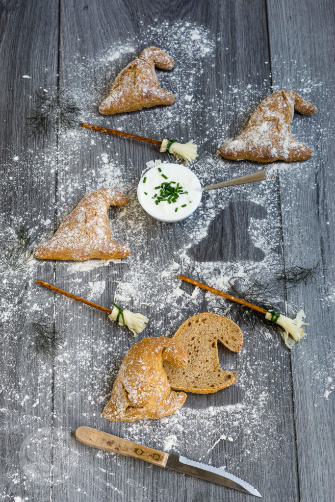 Dinkelbrötchen in Hexenhut Form 2 Einfache Dinkelbrötchen mit Haferflocken und Joghurt. Formt sie zu Hexenhüten für die Walpurgisnacht oder Halloween oder zu normalen Brötchen zum Abendessen. Küchentraum & Purzelbaum | #brötchen | #dinkel