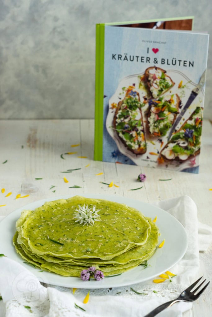 Herzhafte Pfannkuchen 2 Pfannkuchen gehen nur süß? Ich überzeuge euch vom Gegenteil mit diesen herzhaften Pfannkuchen mit Kräutern. Sie sind mit leckerem Gemüse gefüllt und dadurch vegetarisch. Küchentraum & Purzelbaum | #pfannkuchen | #herzhaftepfannkuchen | #vegetarisch