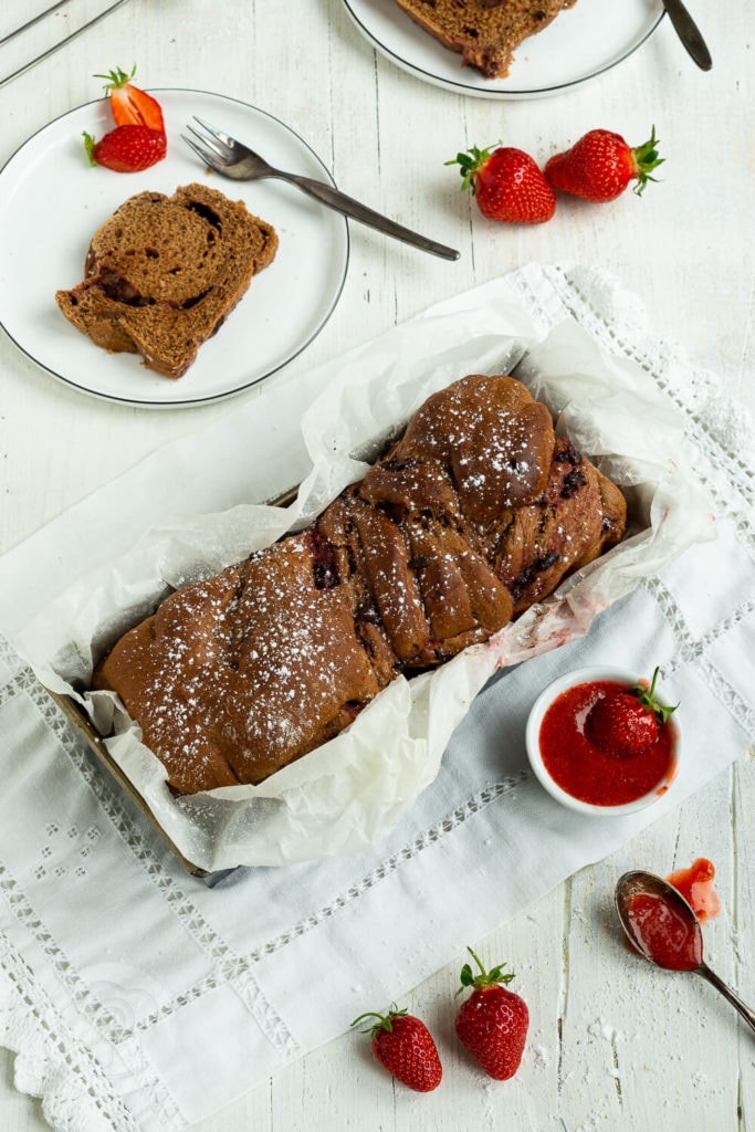 Fruchtige Babka mit Schokolade 3 Leckere und fluffige Babka mit Kakao, Schokolade und Erdbeeren. Das Hefeteiggebäck schmeckt fruchtig und herrlich schokoladig zugleich. Probiert sie doch direkt mal aus. Küchentraum & Purzelbaum | #babka | #hefeteig | #schokolade