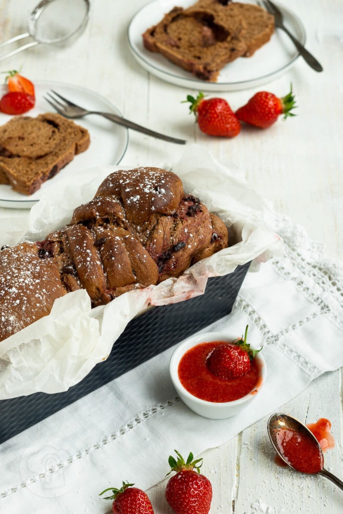 Fruchtige Babka mit Schokolade 4 Leckere und fluffige Babka mit Kakao, Schokolade und Erdbeeren. Das Hefeteiggebäck schmeckt fruchtig und herrlich schokoladig zugleich. Probiert sie doch direkt mal aus. Küchentraum & Purzelbaum | #babka | #hefeteig | #schokolade