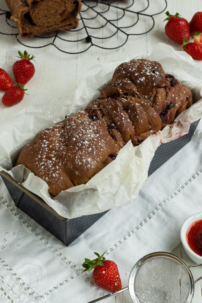 Fruchtige Babka mit Schokolade 6 Leckere und fluffige Babka mit Kakao, Schokolade und Erdbeeren. Das Hefeteiggebäck schmeckt fruchtig und herrlich schokoladig zugleich. Probiert sie doch direkt mal aus. Küchentraum & Purzelbaum | #babka | #hefeteig | #schokolade