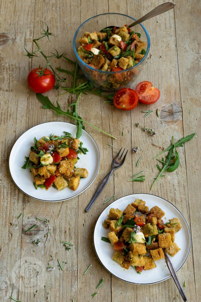 Brotsalat mit Tomaten 2 Dieses einfache Rezept für Brotsalat mit Tomaten, Mozzarella und Rucola ist schnell gemacht. Der Salat schmeckt als Beilage zum Grillen, zum Picknick oder einfach so. Der pure Geschmack nach Sommer. Küchentraum & Purzelbaum | #salat | #sommer | #brotsalat