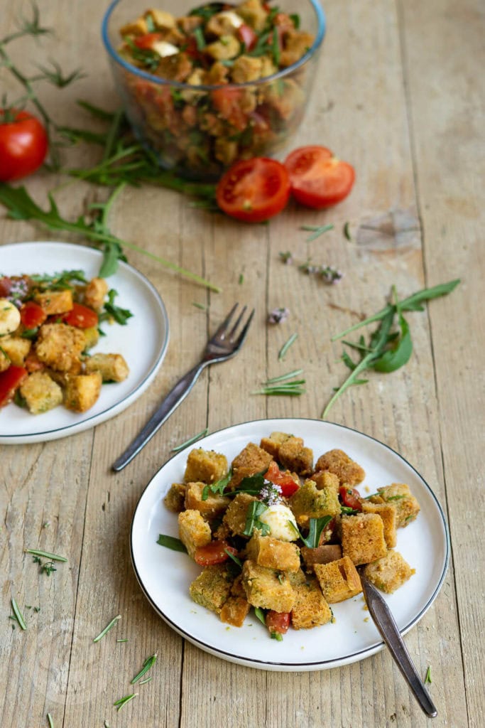 Brotsalat mit Tomaten 3 Dieses einfache Rezept für Brotsalat mit Tomaten, Mozzarella und Rucola ist schnell gemacht. Der Salat schmeckt als Beilage zum Grillen, zum Picknick oder einfach so. Der pure Geschmack nach Sommer. Küchentraum & Purzelbaum | #salat | #sommer | #brotsalat