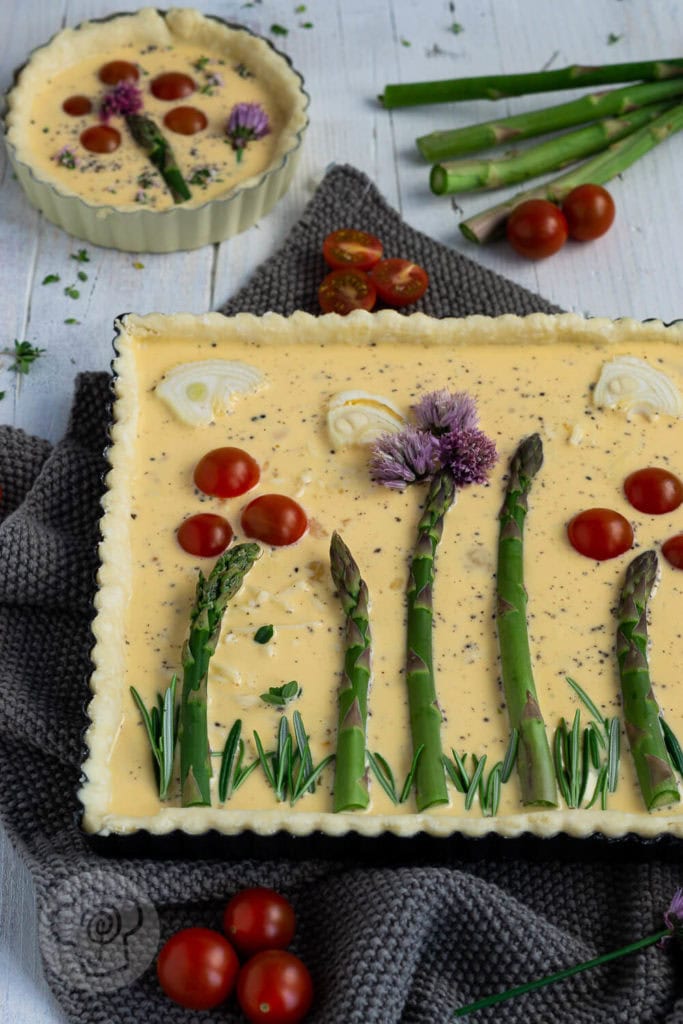 Vegetarische Spargeltarte 4 Diese Spargeltarte mit Mürbteig schmeckt nicht nur lecker, sie ist auch optisch ein absolutes Highlight. Die Tarte mit Spargel ist ein raffiniertes Essen, das sich auch als Buffet-Idee gut eignet. Küchentraum & Purzelbaum | #spargel | #tarte