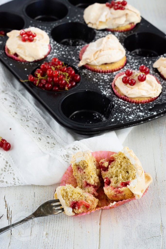 Johannisbeermuffins mit Baiser 4 Leckere Johannisbeermuffins mit Baiser. Säuerliche Johannisbeeren treffen auf süßes Baiser. Die perfekte Kombination für den Sommer. Küchentraum & Purzelbaum | #muffins | #backen | #johannisbeeren
