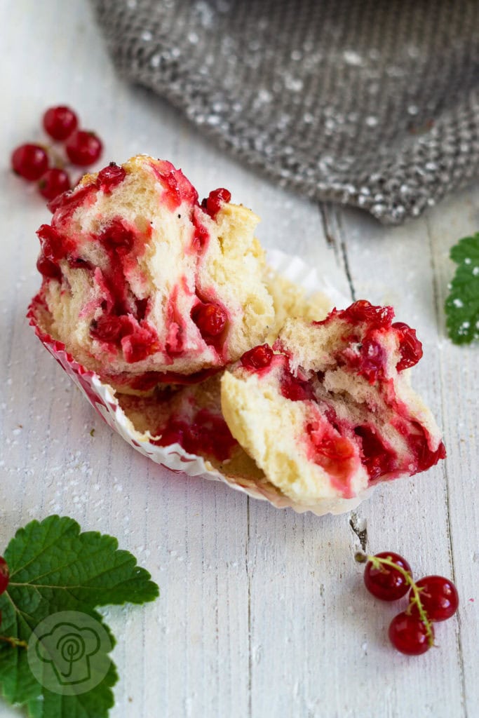 Johannisbeerschnecken 5 Leckere Johannisbeerschnecken mit fluffigem Hefeteig. Ein Muss für alle Hefeteigfans und Beerenliebhaber. Mit oder ohne Zuckerguss ein Genuss. Küchentraum & Purzelbaum | #johannisbeeren | #hefeteig | #backen