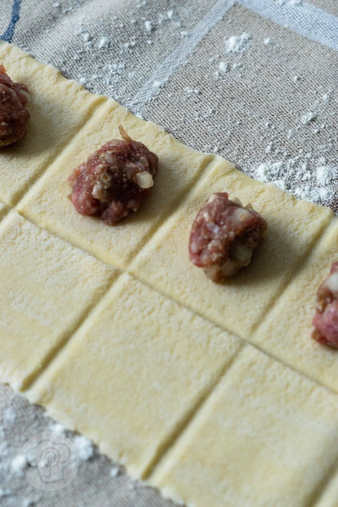 Ravioli mit Tomatensauce 5 Fertiggerichte einfach selber machen: Probiert diese leckeren Ravioli mit Tomatensauce. Sie schmecken viel besser als Ravioli aus der Dose. Ihr diese tolle Pasta auch durch Einkochen konservieren und beim nächsten Campingurlaub essen. Küchentraum & Purzelbaum | #pasta | #nudeln | #tomaten | #ravioli