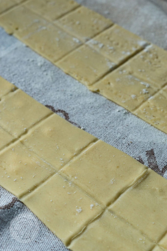 Ravioli mit Tomatensauce 4 Fertiggerichte einfach selber machen: Probiert diese leckeren Ravioli mit Tomatensauce. Sie schmecken viel besser als Ravioli aus der Dose. Ihr diese tolle Pasta auch durch Einkochen konservieren und beim nächsten Campingurlaub essen. Küchentraum & Purzelbaum | #pasta | #nudeln | #tomaten | #ravioli