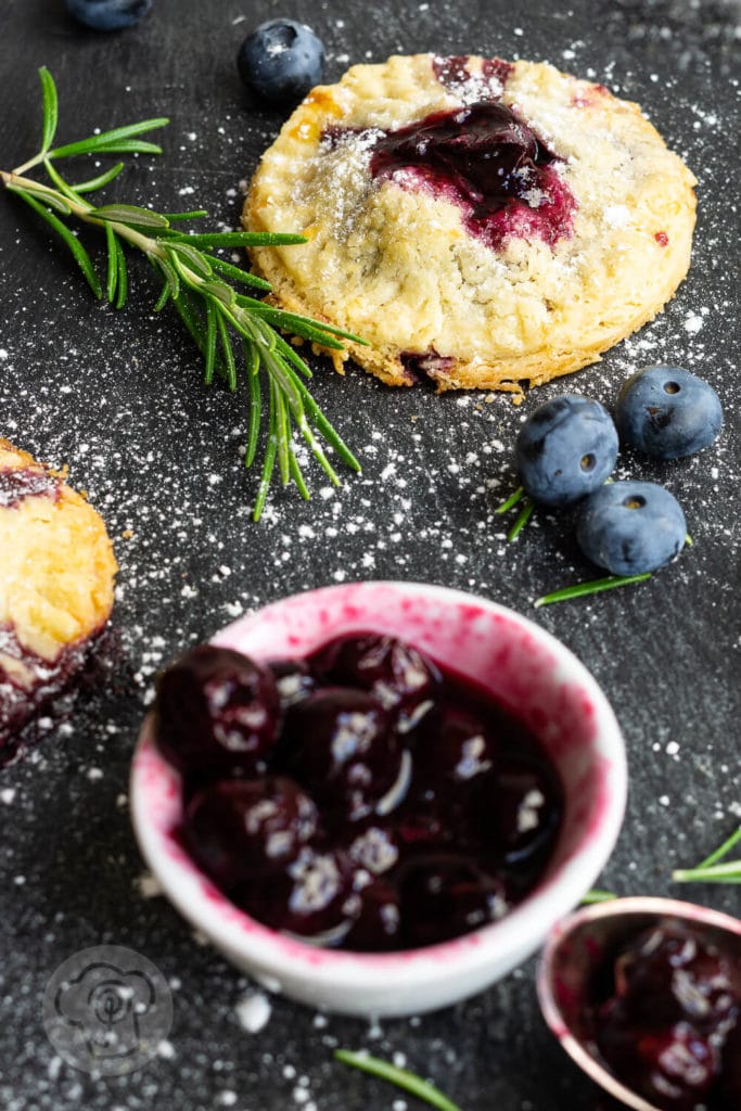 Hand Pies mit Blaubeeren 7 Leckere Handpies mit Blaubeeren und Rosmarin. Ein herrlich fruchtiger, sommerlicher Snack für das Picknick oder einfach so zum Naschen. Küchentraum & Purzelbaum | #blaubeeren | #heidelbeeren | #mürbteig