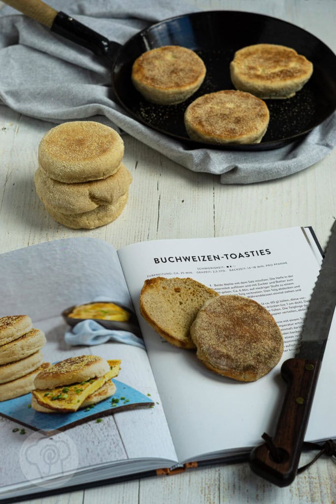 Buttermilch Brötchen - I love Brot 3 Leckere Brötchen einfach selber backen. Mit dem Rezept für diese knusprigen Buttermilch Brötchen mit Dinkel gelingt euch das bestimmt. Durch die Übernachtgare könnt ihr euch auf frische Brötchen zum Frühstück freuen. Küchentraum & Purzelbaum | #brötchen | #übernachtgare