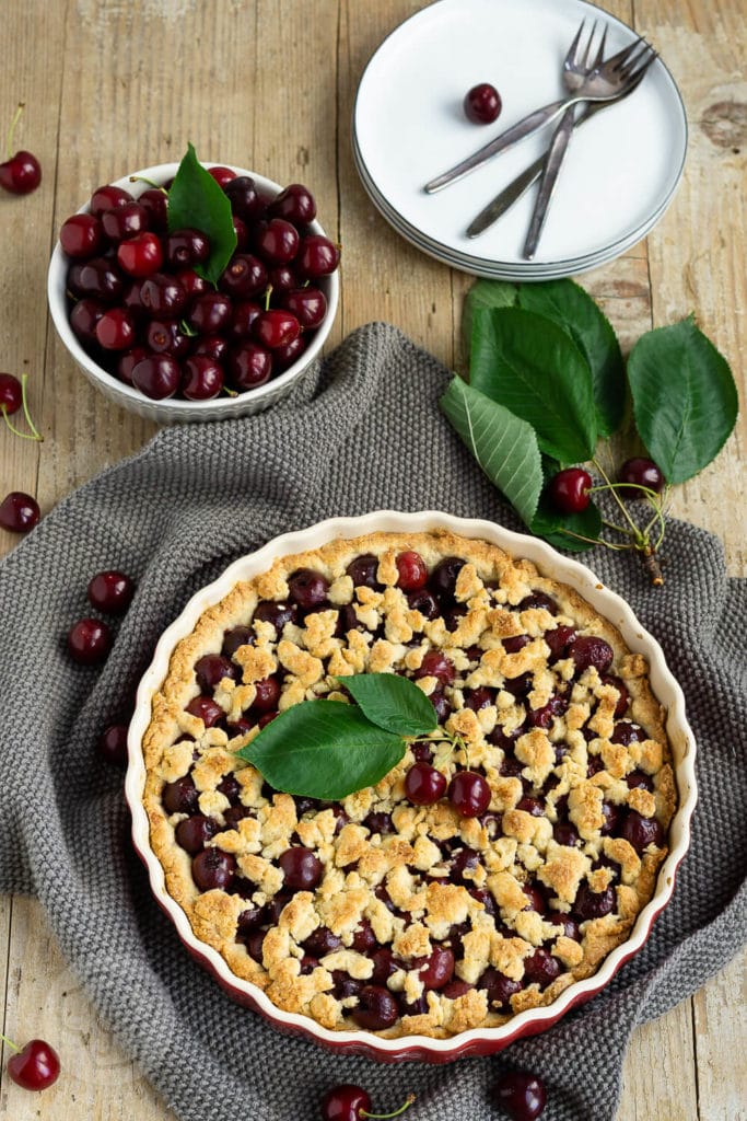 Kirschtarte mit Streuseln 5 Einfache Kirschtarte mit Streuseln. Diese leckere Tarte ist gelingsicher und schmeckt nach Sommer. Ihr könnt sie mit frischen Süß- oder Sauerkirschen backen oder ihr nehmt ein Glas. Küchentraum & Purzelbaum | #tarte | #backen | #kirschen