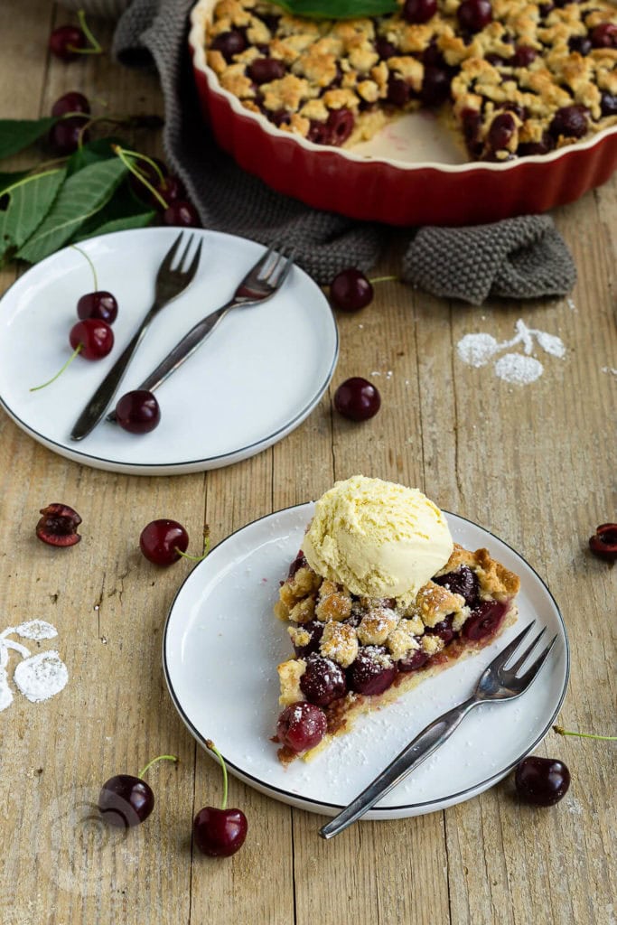 Kirschtarte mit Streuseln 7 Einfache Kirschtarte mit Streuseln. Diese leckere Tarte ist gelingsicher und schmeckt nach Sommer. Ihr könnt sie mit frischen Süß- oder Sauerkirschen backen oder ihr nehmt ein Glas. Küchentraum & Purzelbaum | #tarte | #backen | #kirschen