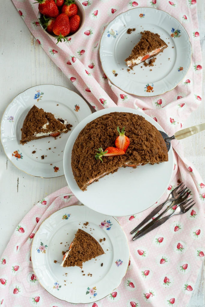Maulwurfkuchen mit Erdbeeren 5 Wer hat Lust auf einen Kuchen Klassiker? Dann probiert doch mal meinen Maulwurfkuchen mit Erdbeeren. Super lecker und herrlich fruchtig. Der Kuchen schmeckt auch mit anderen Früchten wie z.B. Himbeeren total lecker. Küchentraum & Purzelbaum | #kuchen | #backen | #erdbeeren