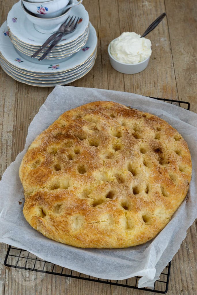 Saftiger Butterkuchen vom Blech mit Hefeteig wie von Oma. Nach diesem Kuchen werdet ihr süchtig. Versprochen! Küchentraum & Purzelbaum | #hefeteig | #backen | #butterkuchen