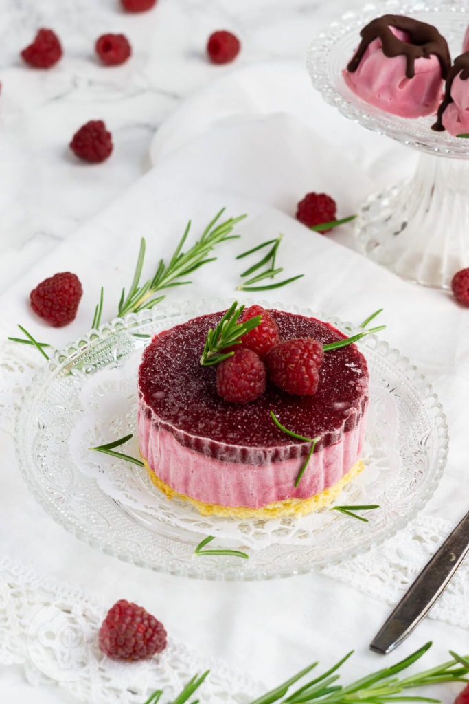 Zweierlei Eistörtchen 4 Eistörtchen mit Biskuitboden, Himbeeren, Schokolade und Whipped Coffee. Und das ganz ohne Eismaschine. Das Eis ist mit Sahne und gezuckerter Kondensmilch ganz einfach herzustellen. Küchentraum & Purzelbaum | #eis | #eistörtchen
