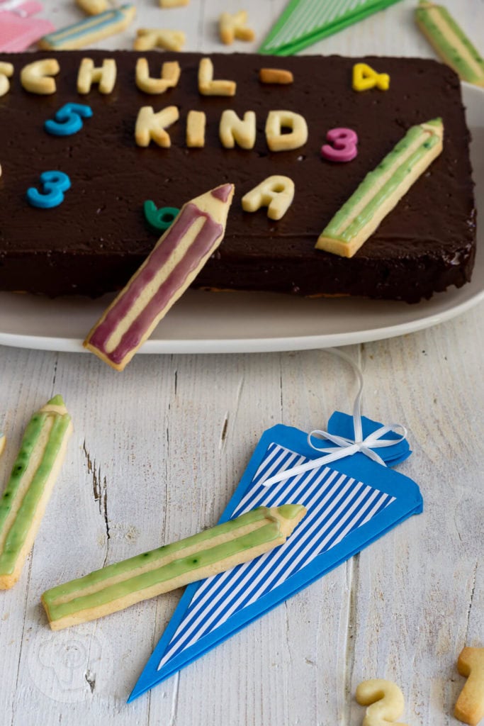 Tafel Kuchen zur Einschulung 5 Ihr sucht noch einen leckeren Kuchen zu Einschulung? Dann ist der Tafelkuchen genau das richtige. Mit dem Rezept für diesen tollen Rührkuchen könnt ihr nichts falsch machen. Er ist schnell gebacken und dekoriert und macht bei der Einschulungsparty eine gute Figur. Küchentraum & Purzelbaum | #rührteig | #backen | #einschulung
