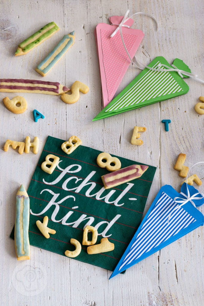 Tafel Kuchen zur Einschulung 3 Ihr sucht noch einen leckeren Kuchen zu Einschulung? Dann ist der Tafelkuchen genau das richtige. Mit dem Rezept für diesen tollen Rührkuchen könnt ihr nichts falsch machen. Er ist schnell gebacken und dekoriert und macht bei der Einschulungsparty eine gute Figur. Küchentraum & Purzelbaum | #rührteig | #backen | #einschulung