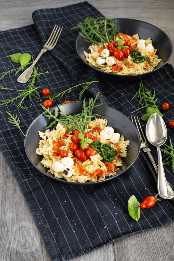 Pasta Bowl 2 Diese schnelle und leckere Pasta Bowl mit Tomaten, Mozzarella und Rucola müsst ihr unbedingt probieren. Sie erfüllt fast alle Vorgaben des Clean Eating. Küchentraum & Purzelbaum | #pasta | #bowl | #nudeln