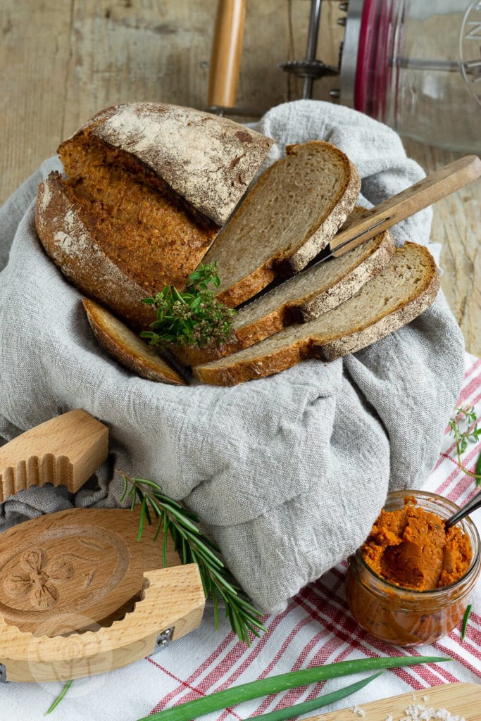 Brot mit Pizzabutter 2 Was ergibt Zwiebeln plus Tomaten plus Knoblauch plus Pizzagewürz? Einen unglaublich leckeren Aufstrich. Die Pizzabutter passt zu fast allen Brotsorten, eignet sich als Soße zu Nudeln und schmeckt unfassbar lecker. Küchentraum & Purzelbaum | #pizza | #aufstrich