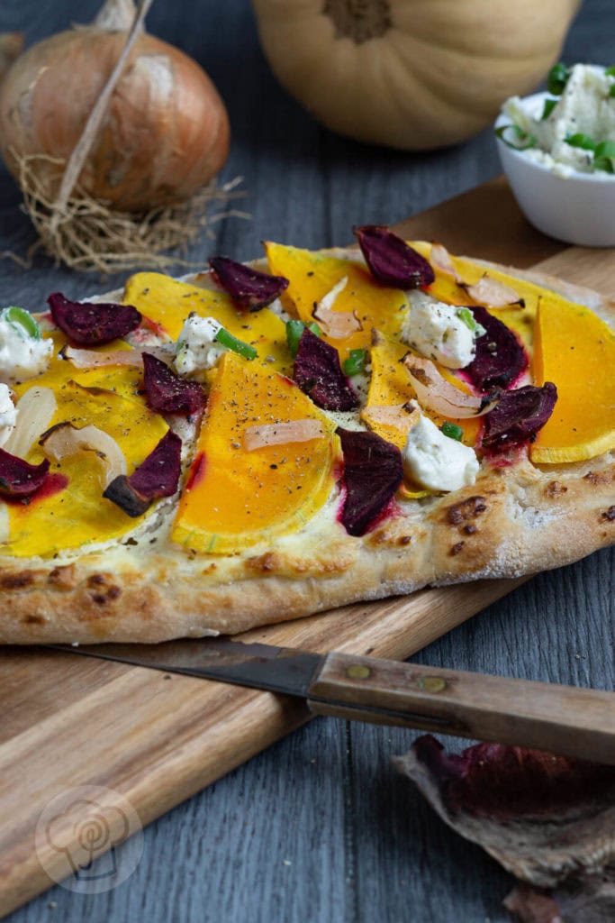 Pinsa für Genießer 2 Entdeckt das Rezept für diese leckere Pinsa mit Kürbis, roter Bete, Zwiebeln und einer leckere Creme aus Frischkäse und Crème fraîche. Das ist ein Genuss für alle Sinne. Küchentraum & Purzelbaum | #pinsa | #hefeteig | #herbst | #kürbis