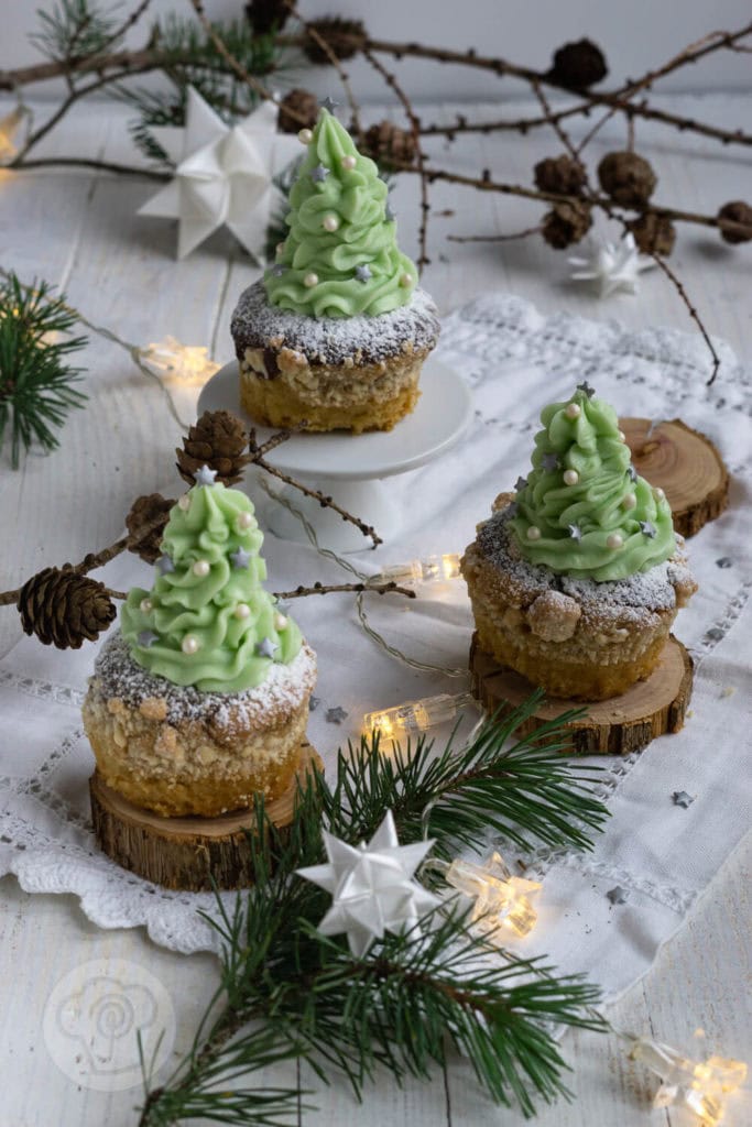 Glutenfreie Kuchen zu Weihnachten 3 Süße Dekoidee für die glutenfreien Kuchen: Mit diesem Frosting werden es Tannenbaum Cupcakes.