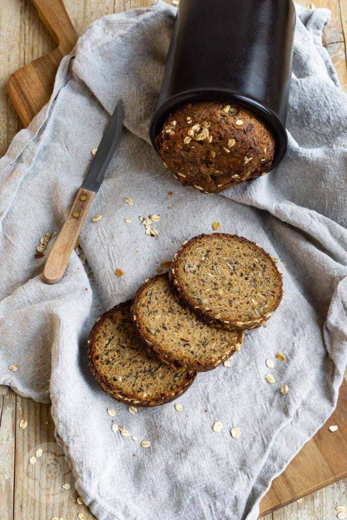 Körnerbrot mit Haferflocken im Topf gebacken