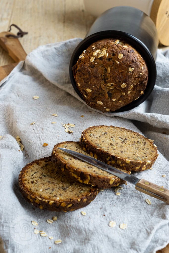 Körnerbrot mit Haferflocken im Topf gebacken