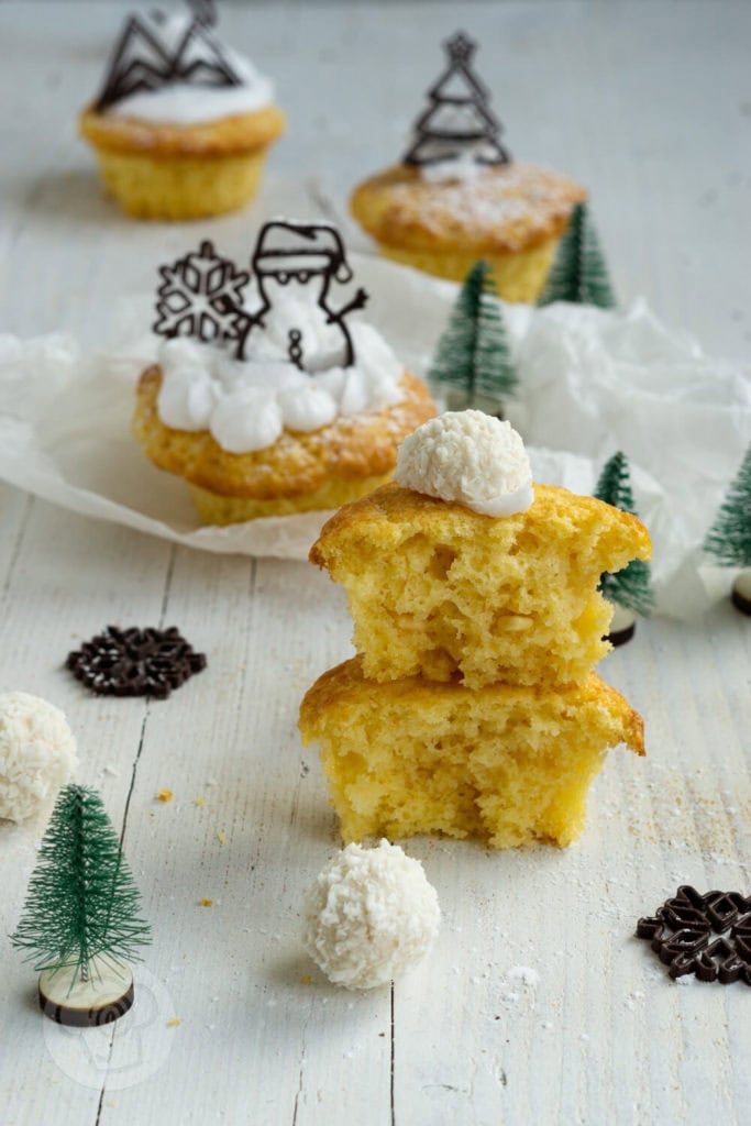 Muffins mit weißer Schokolade 5 Muffins mit weißer Schokolade, Frosting und Schokodekor