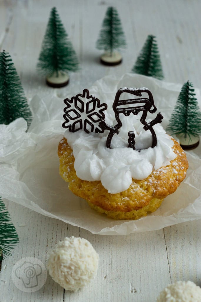 Muffins mit weißer Schokolade 2 Muffins mit weißer Schokolade, Frosting und Schokodekor