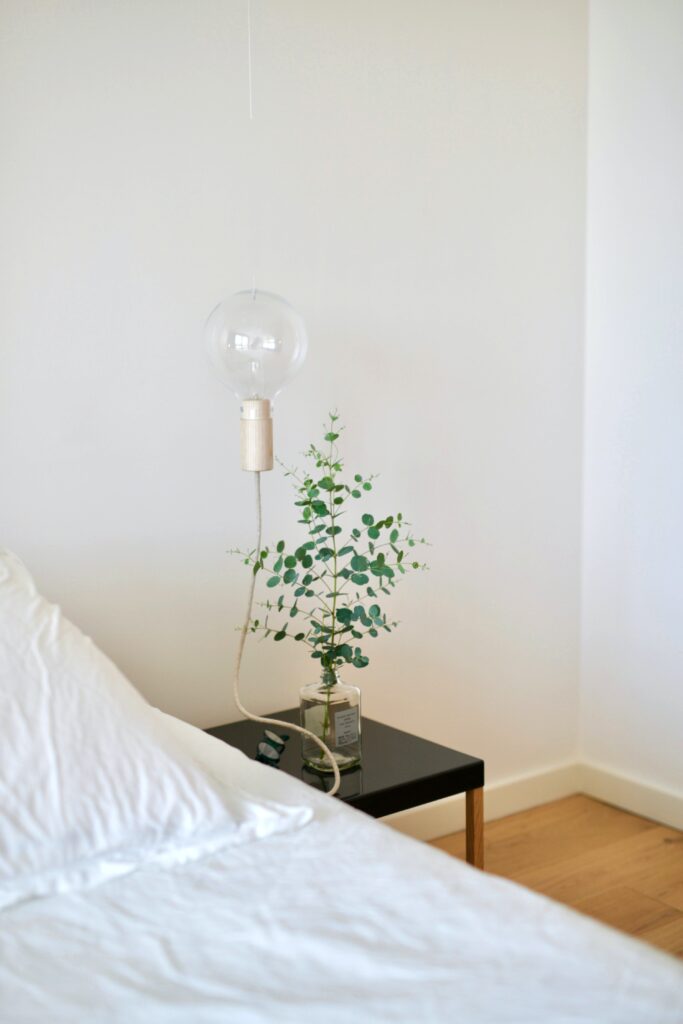 camera da letto comodino nero e applique a bulbo nudo