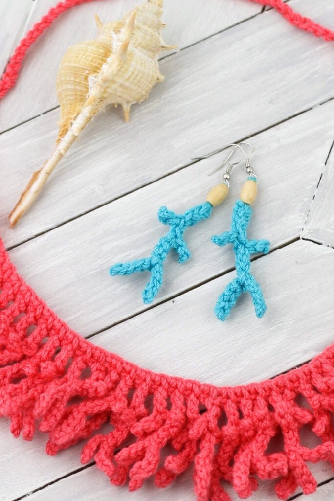 Quick coral crochet jewelry necklace and earrings set. Free crochet pattern by Winding Road Crochet. #crochetearrings#crochetnecklace #crochetpattern #diyjewelry