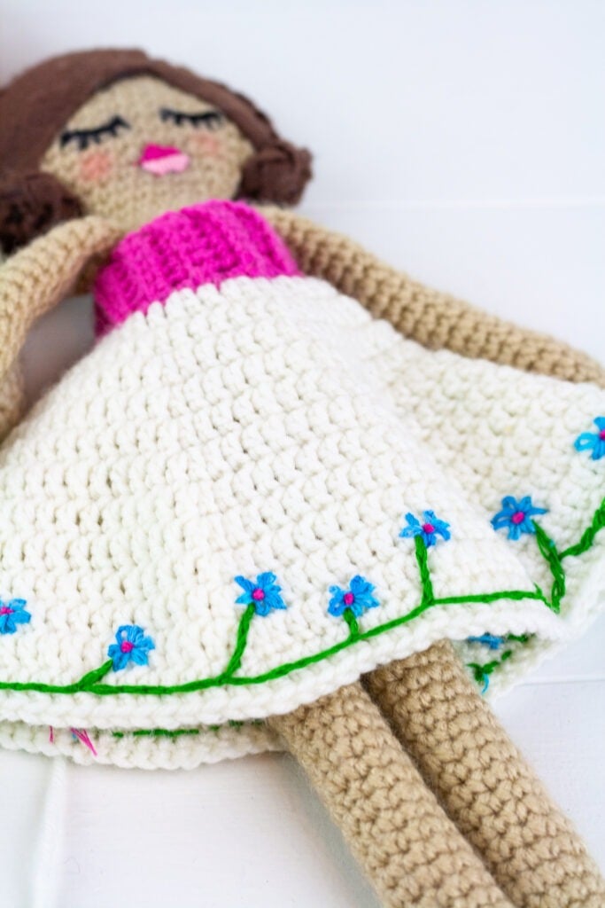 The Heirloom crochet doll is sure to be a treasured gift. Free crochet pattern by Winding Road Crochet. #crochetdoll #ragdoll #vintagedoll
