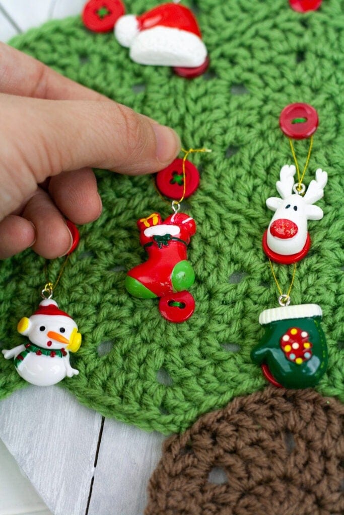 Learn to crochet this cute little mini advent calendar. This project works up in only two hours and is a great holiday decor. Free crochet pattern with video tutorial by Winding Road Crochet. #adventcalendar #crochetholiday #handmadeholiday